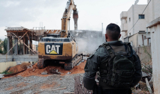 هدم مبنى في حي الجواريش بالرملة