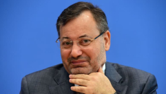 المذيع أحمد منصور في اشرس هجوم على الإمارات