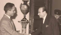 صورة نادرة من عام 1957 تجمع الملك الحسين والدكتور يوسف هيكل آخر رئيس بلدية ليافا