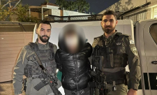 توقيف شاب من اللد بعد إطلاق ألعاب نارية باتجاه مركبة للشرطة