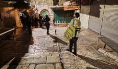 القدس: الشرطة تُطلق النار على شاب فلسطيني بدعوى محاولة طعن 