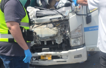 إصابة خطيرة في حادث سير بين شاحنة وحافلة على شارع 1