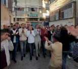 شاهد : أهالي غزة يتجاوزون حرب الإبادة بإعادة الحياة… زفّة عريس رغم الألم