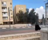 ماذا لو كانت عربية ... الشرطة تعتقل امرأة لوّحت بسكاكين في بئر السبع