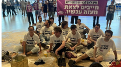 تشويش في مطار بن غوريون .. ناشطو "نقف معًا" يتظاهرون ويطالبون بوقف الحرب