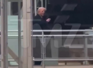 ترامب يشتم عاملًا في مصنع فورد ويقوم بحركات غير لائقة