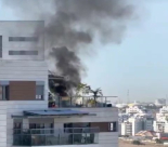 أضرار اثر سقوط طائرة مسيّرة على مبنى مكون من 15 طابق في يبنا 