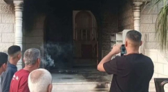 مستوطنون يحرقون مسجد الرحمة في قصرة