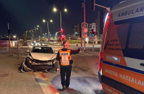 الرملة: إصابة طفيفة لسائق بحادث طرق بين مركبتين 