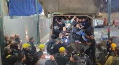 60 عاملا داخل شاحنة قمامة... رحلة قاسية بحثا عن لقمة العيش