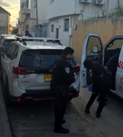 يافا:اصابة سيدة حامل واطفالها جراء رش غاز فلفل . مستوطنين لاذوا بالفرار من المكان . جاري التحقق