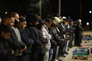 عشرات آلاف المصلين يؤدون صلاتي العشاء والتراويح في المسجد الأقصى.
