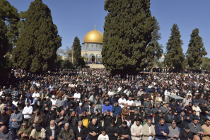 80 ألف مصلٍ يؤدون صلاة الجمعة في المسجد الأقصى في أول جمعة من رمضان المبارك.