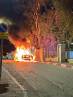 الشرطة: اضرام النيران  بسيارة يرجح لها علاقة بحادثة عنف وقع مساء اليوم في الرملة. جاري التحقق