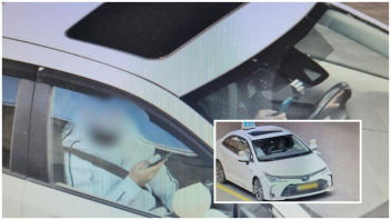 ضبط معلم سياقة وطالب يستعملان الهاتف خلال درس سياقة في الناصرة
