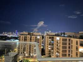 اعمدة دخان تتصاعد من اماكن مختلفة وسط تل ابيب وقوات الاسعاف في طريقها الى المكان.