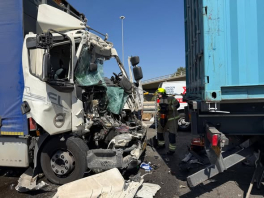 اصابة رجل (50 عاماً) بجروح خطيرة إثر حادث تصادم بين شاحنتين على شارع 6 بالقرب من مفرق "نشاريم".
