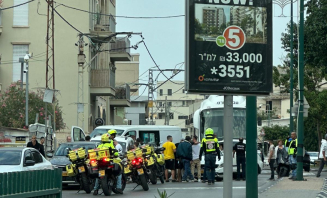 طواقم الإسعاف في موقع حادث طرق متسلسل وسط شارع ييفت بيافا .أزمة مرورية في المكان