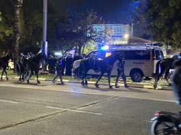 وصول موكب كبير من ذوريات الشرطة  يحمل جثة اخر  مختطف من قطاع غزة الى معهد الطبي ابو كبير في يافا