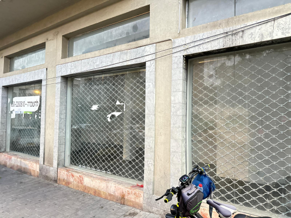 للإيجار في يافا: محلات تجارية حديثة بمرافق كاملة وموقع حيوي